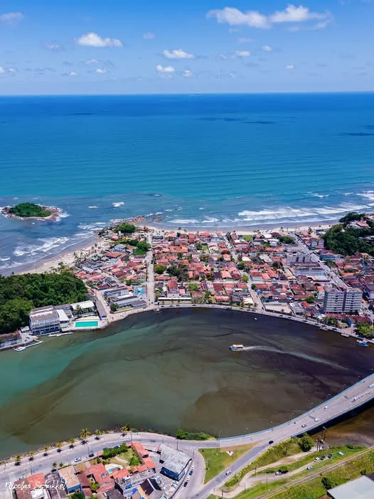 Fotografia aérea de Itanhaém por Nícolas Schukkel